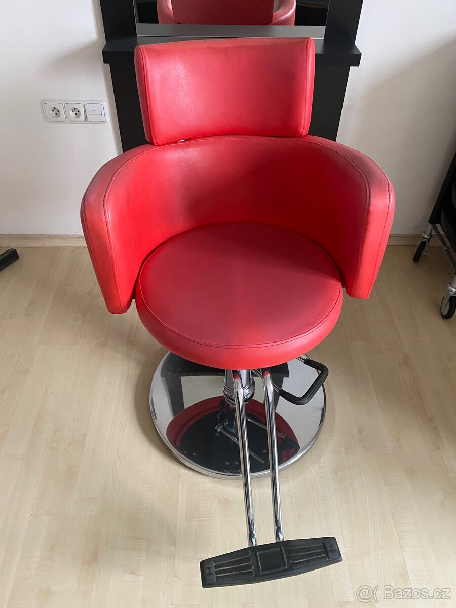 Kadeřnické křeslo a mycí box