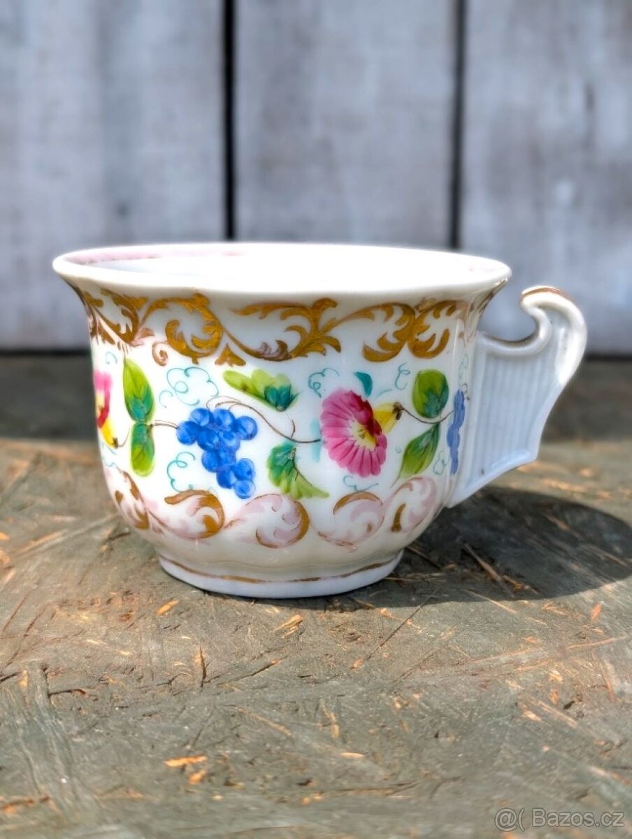 Starožitný porcelánový hrnek, luční květy, hrozno.