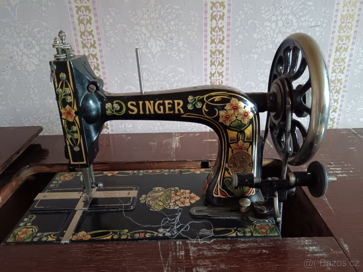 Starý šicí stroj SINGER