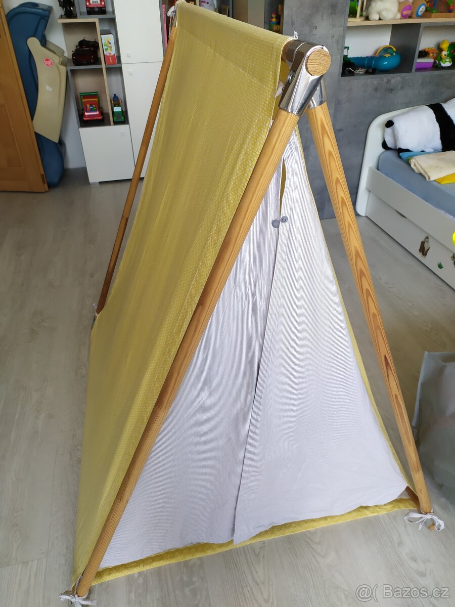 Dětský stan se dvěma polštářky
