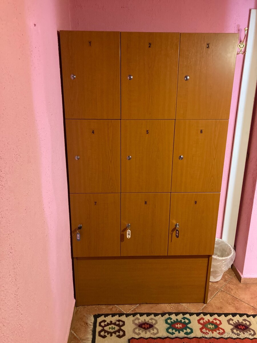 SKŘÍŇ VHODNÁ DO ŠATNY,KANCELÁŘE,KLUBOVNY ATD.