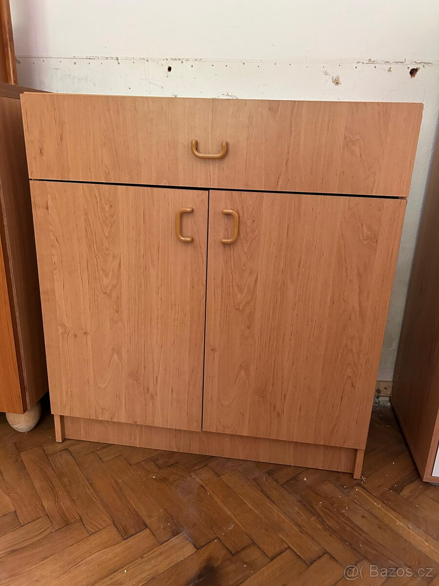 Menší komoda se šuplíkem