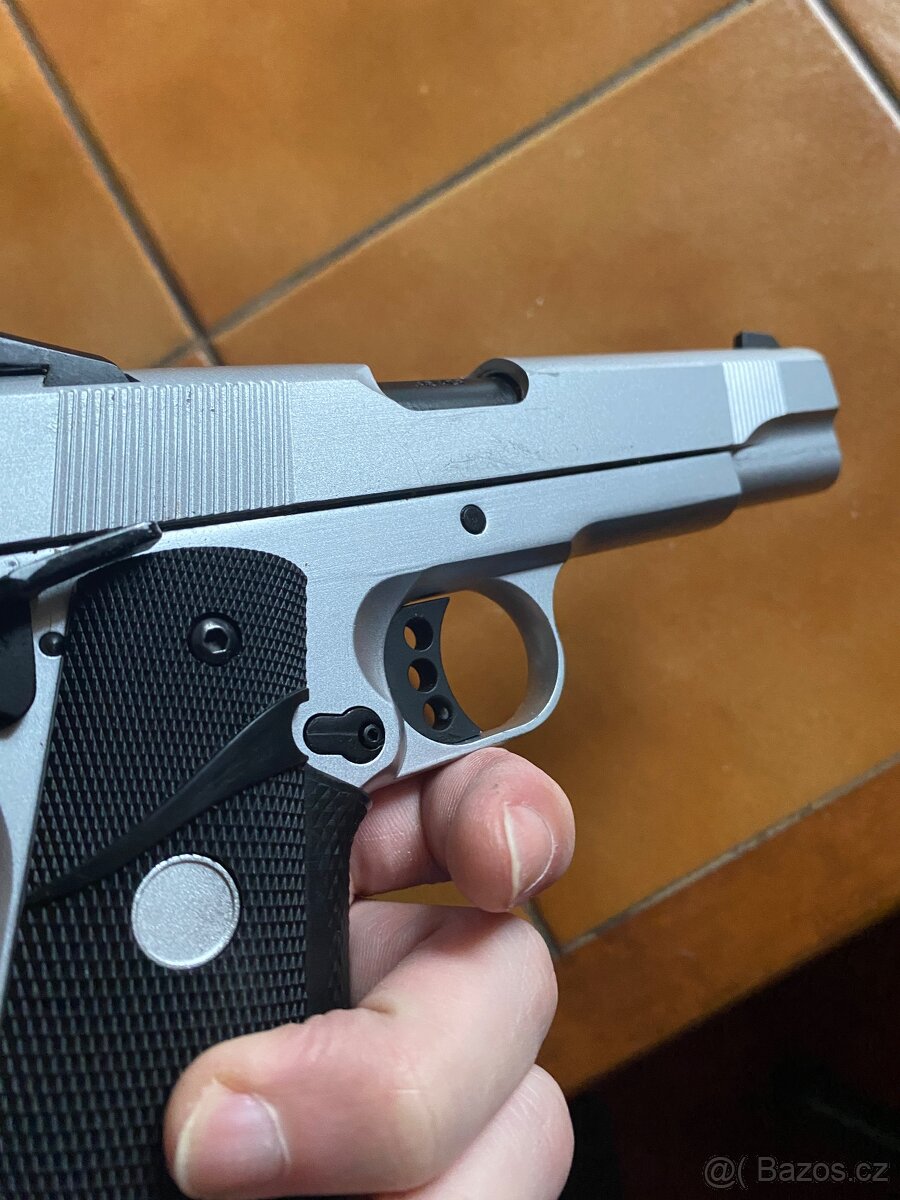 Airsoftova pistol na plyn
