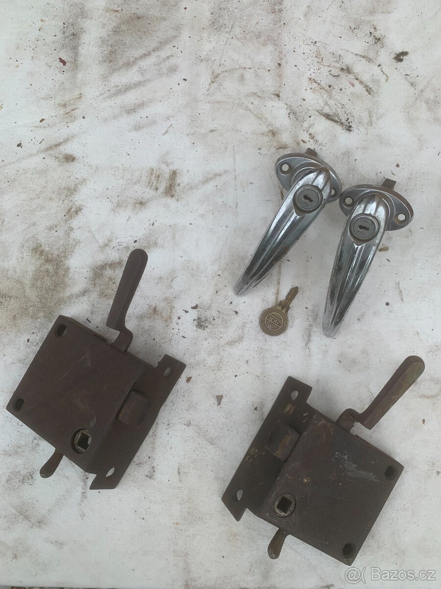 Prodám kliky a zámky dveří s klíčkem původní