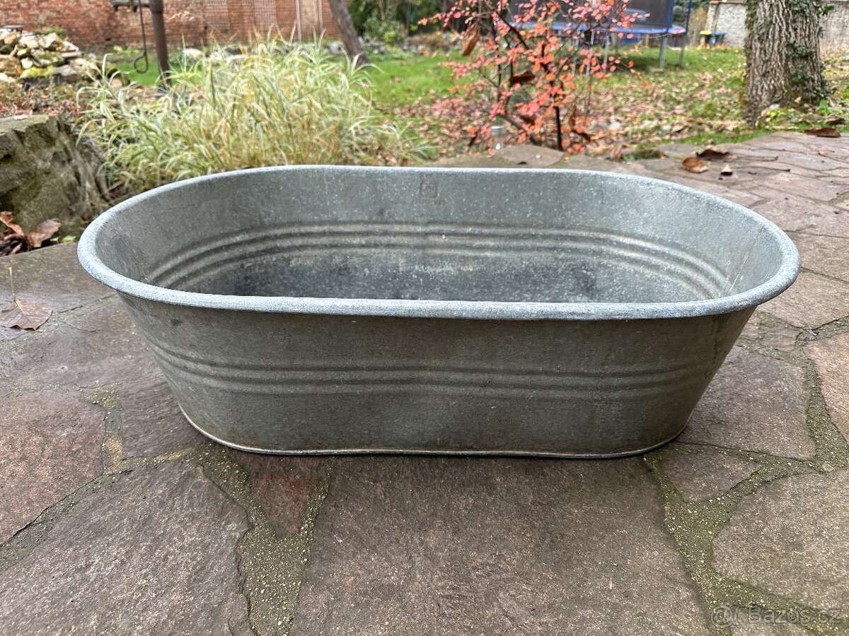 Malá pozinkovaná vanička v pěkném stavu.