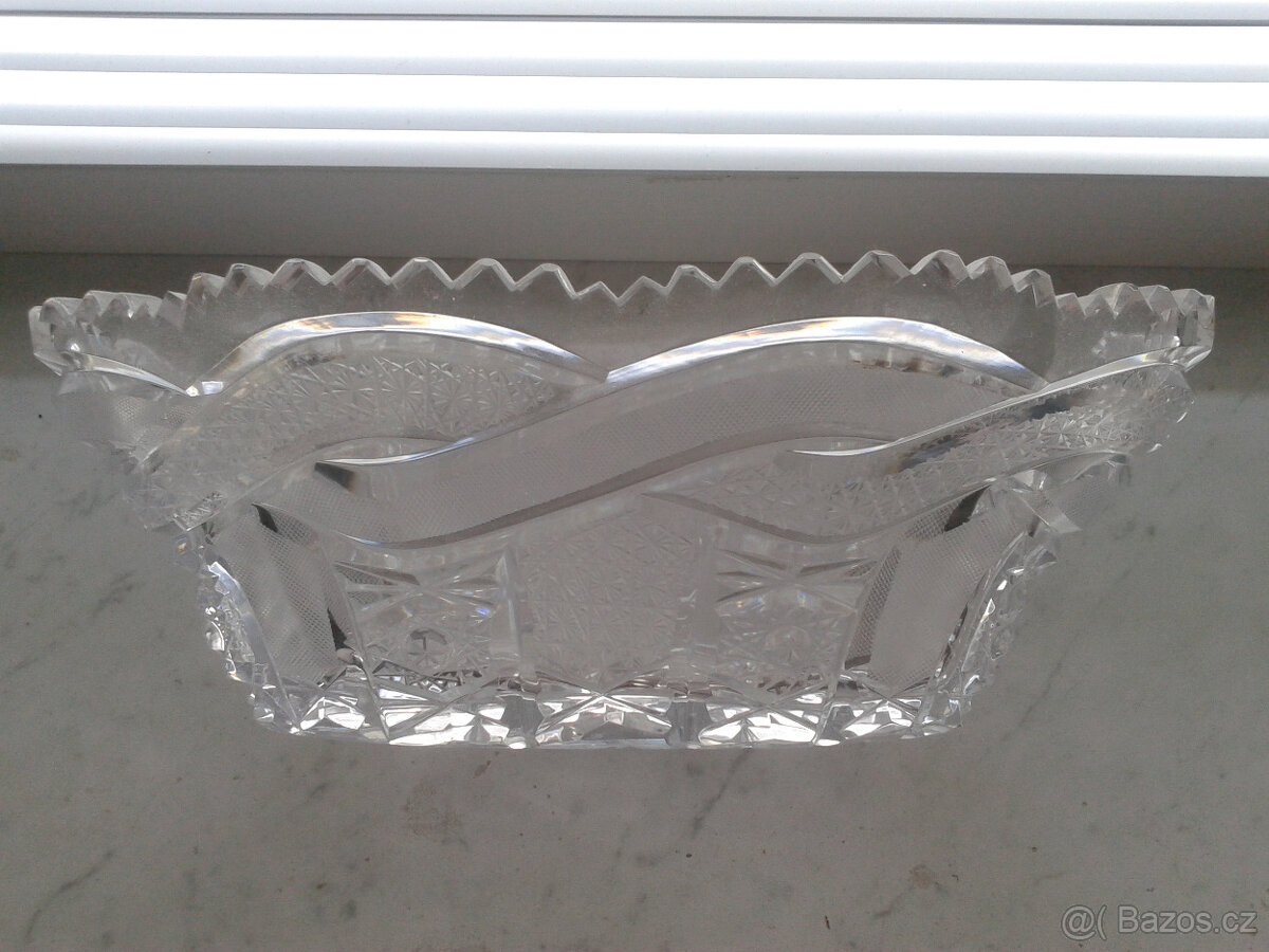 Velká bohatě broušená mísa