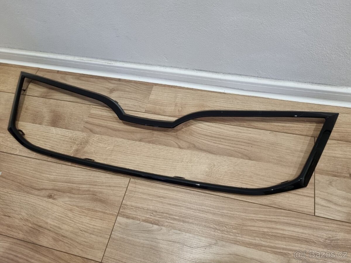 PREDNI MASKA OCTAVIA 3 / 3FL / 4 RAMECEK GRILU MASKY CERNY