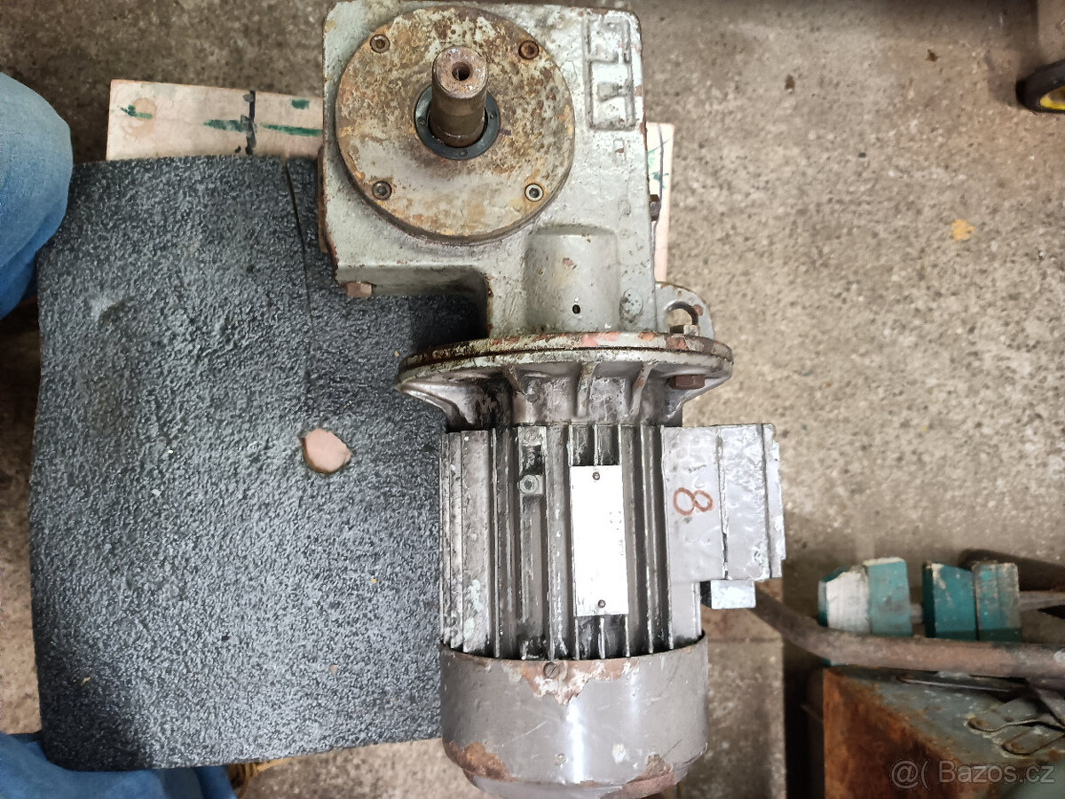 elektromotor s převodovkou