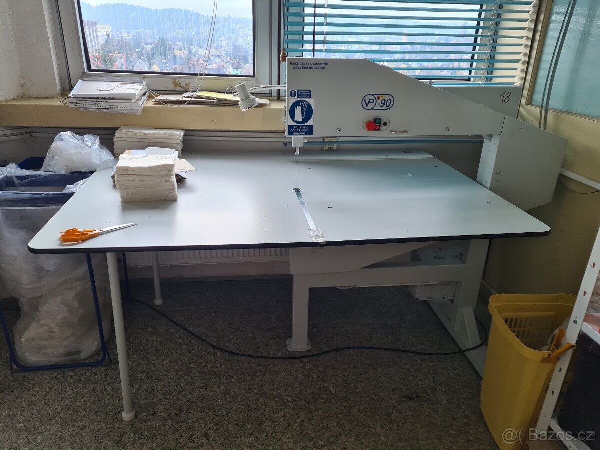 Textilní Vertikální pásová pila VP 90