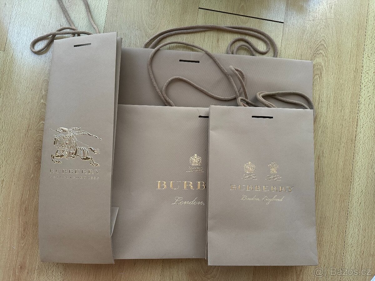 Papírové tašky značky BURBERRY