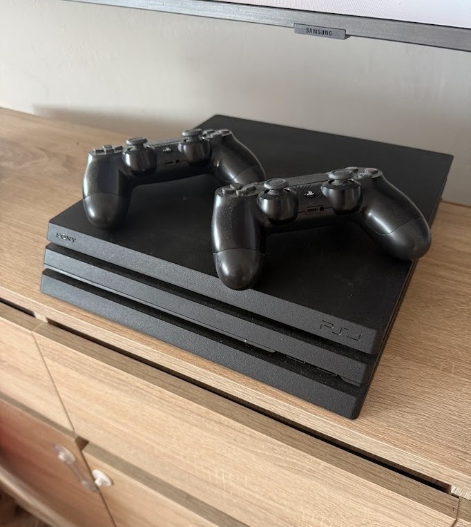PS4 Pro 1 TB - 2x ovladač