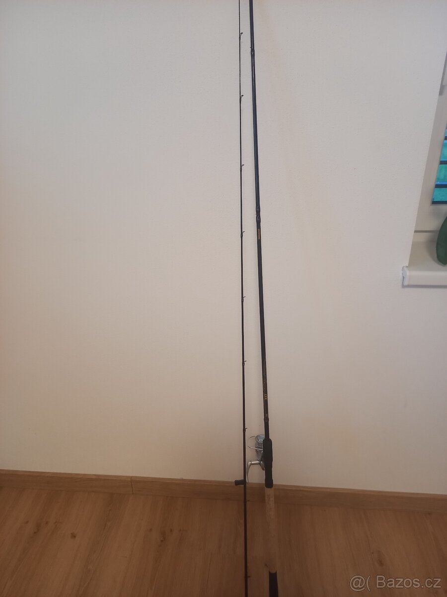 Rybařský dvojdilný prut s navijakem