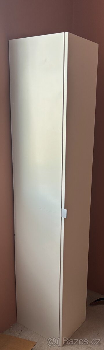 Vysoká úzká skříňka IKEA