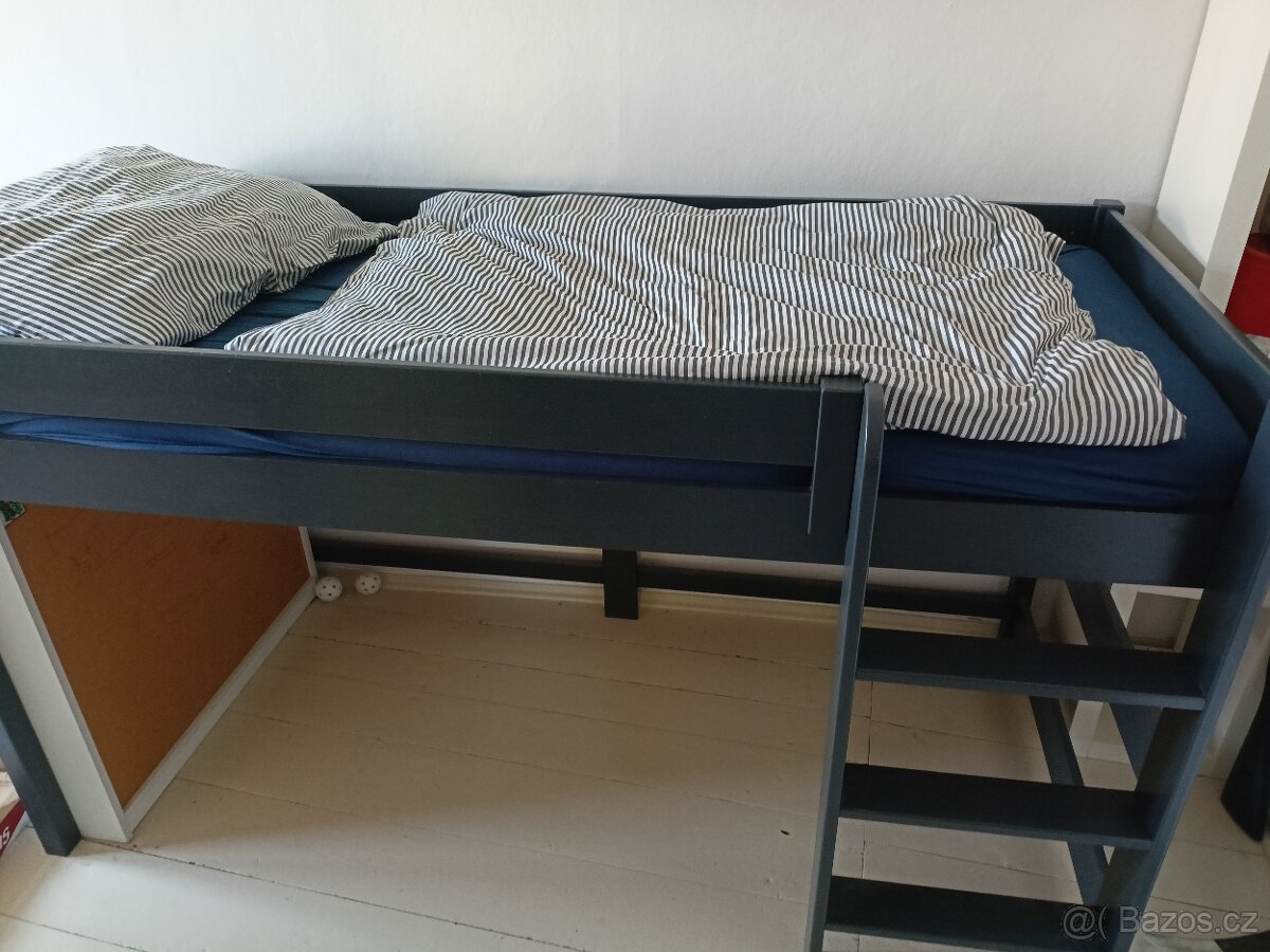 Patrová postel