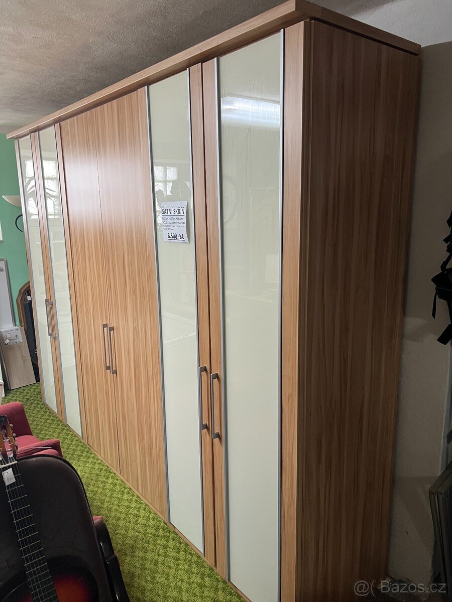 ŠATNÍ SKŘÍŇ 300 cm