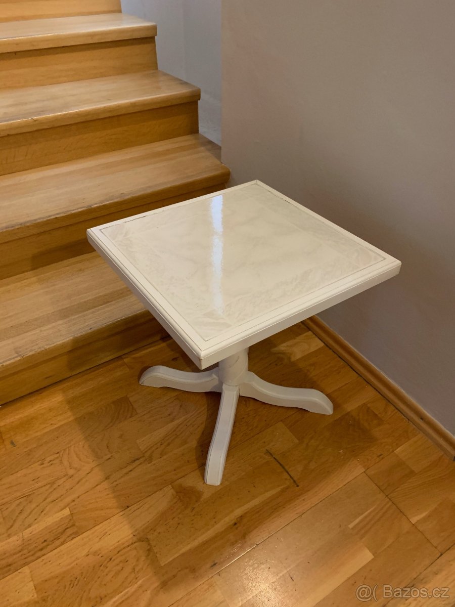 Bílý stolek - 4ks k dispozici