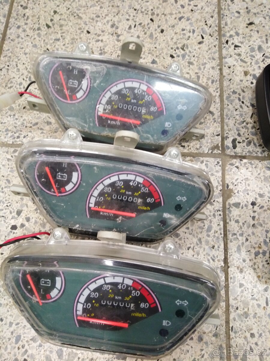 Tachometry a jiné na elektro skutry