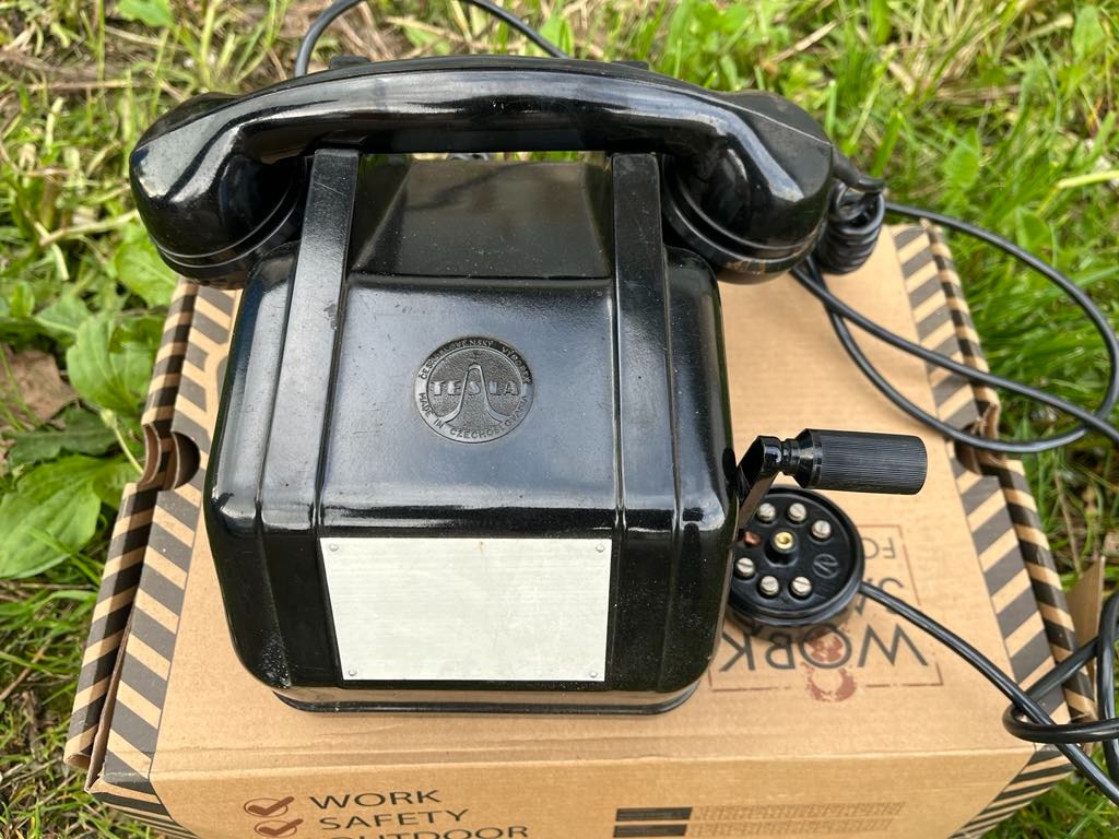 Bakelitový telefon TESLA, na kličku,