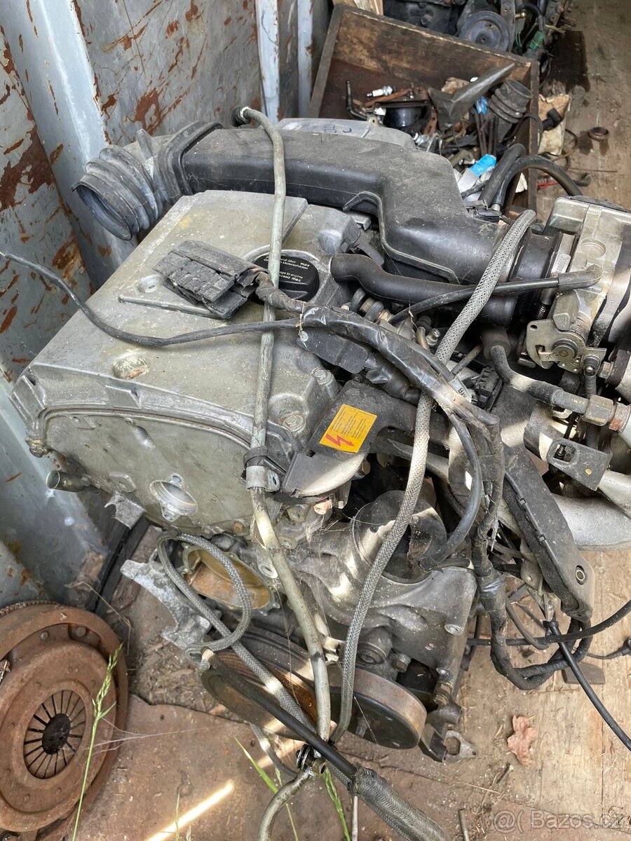 Motor Mercedes w202 220 benzin