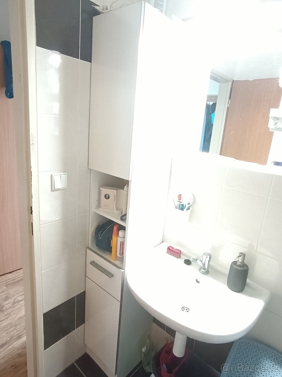 Vysoká skříňka a zrcadlová skříňka