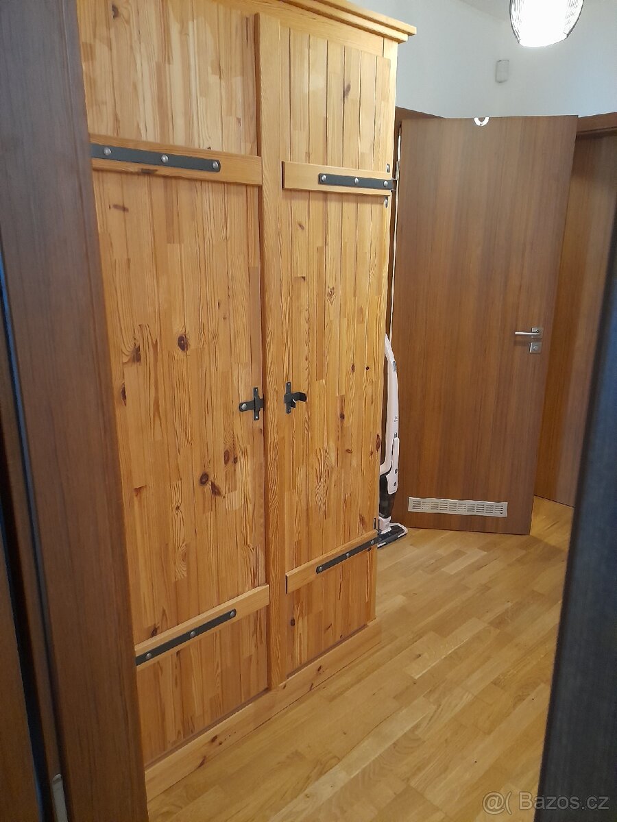 Prodam masivni skrin