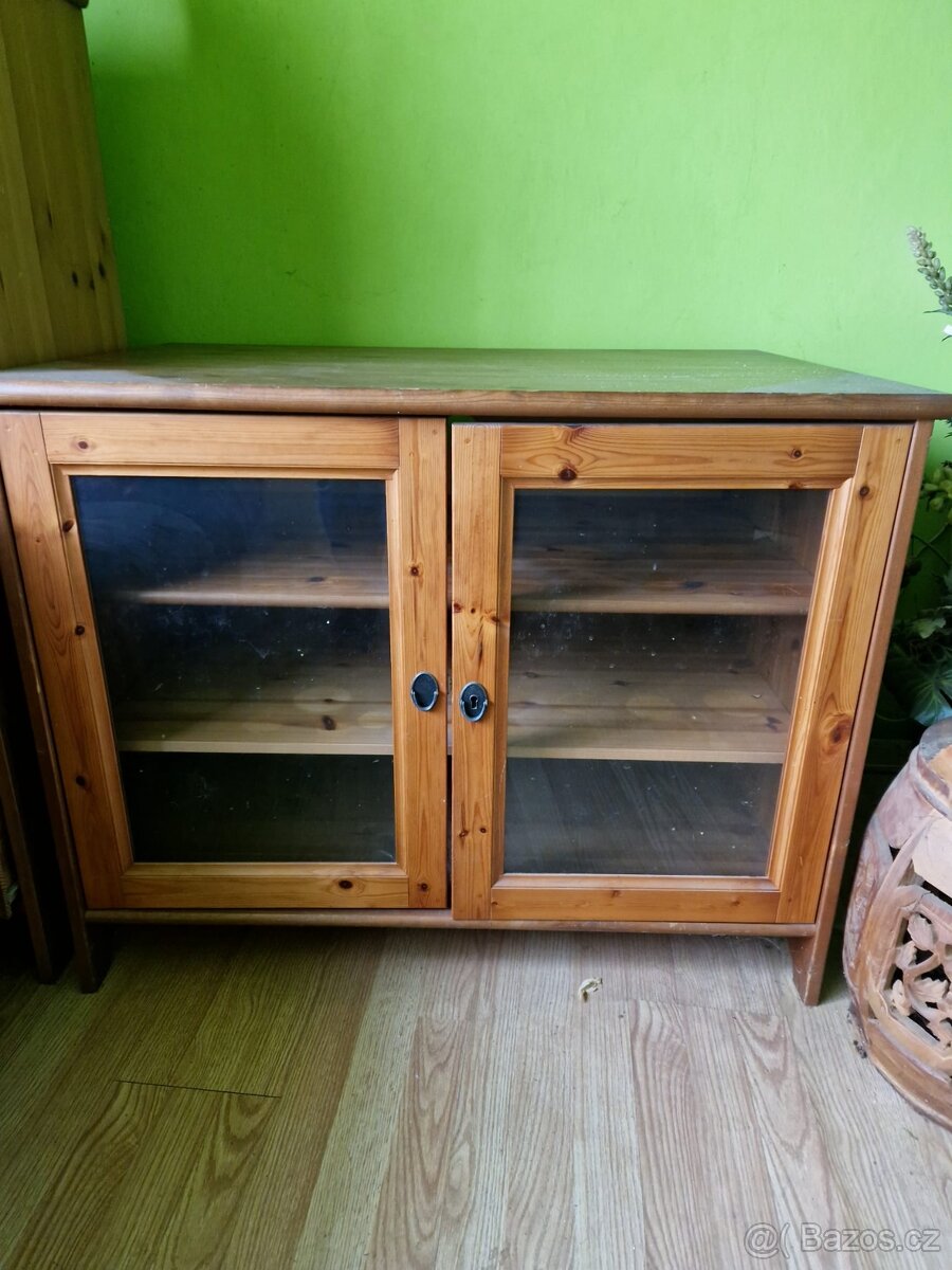 skříňka z masivu