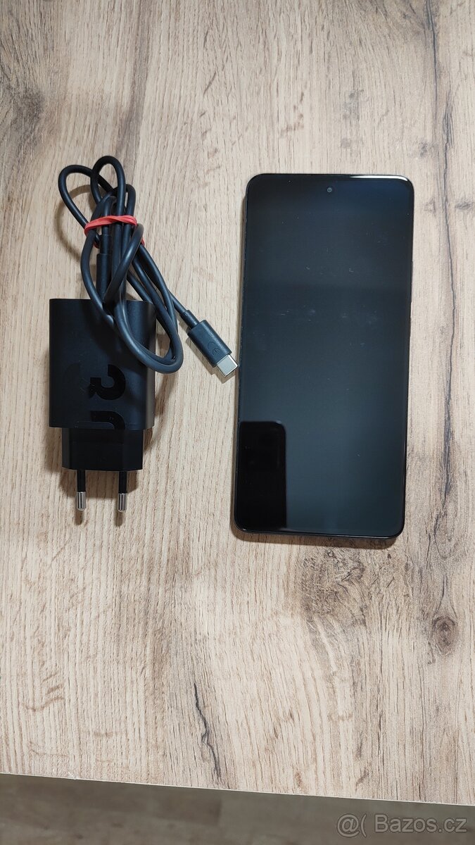 Motorola Edge 30 8/256 + příslušenství