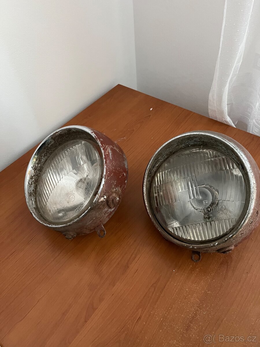 Predni svetla na veterana Skoda Octavia Spartak