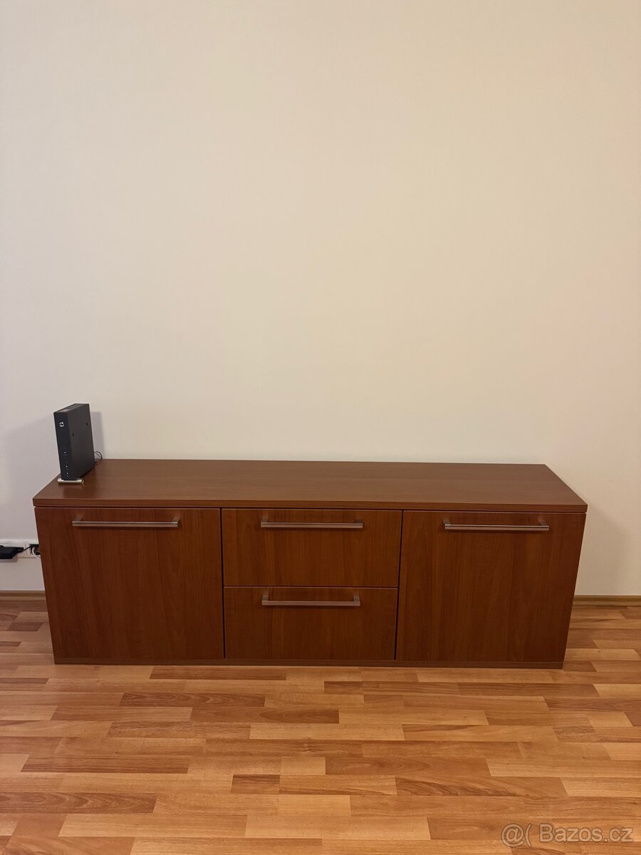 Skříň pod televizi