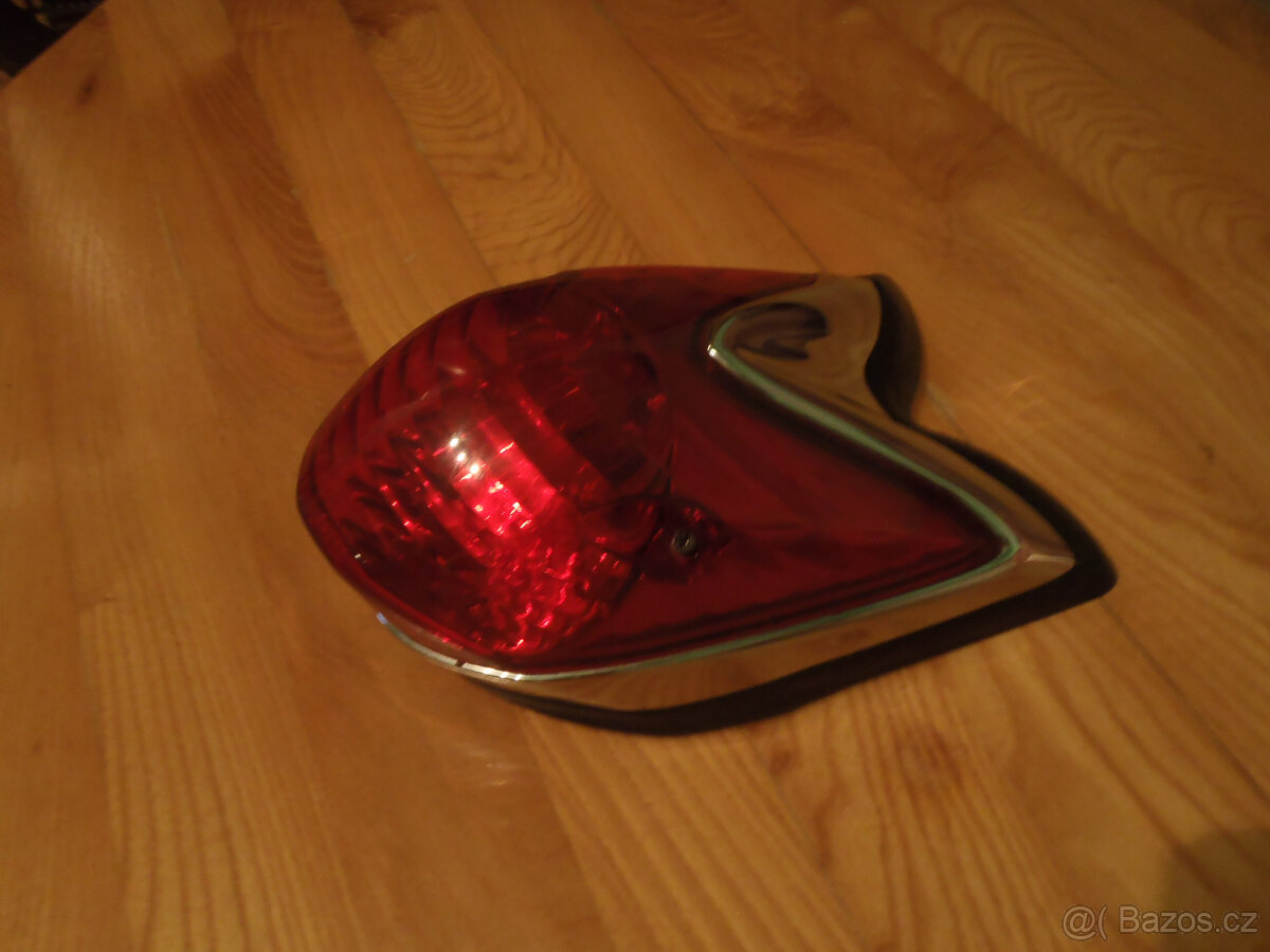 YAMAHA XVS950A Midnight Star zadní světlo