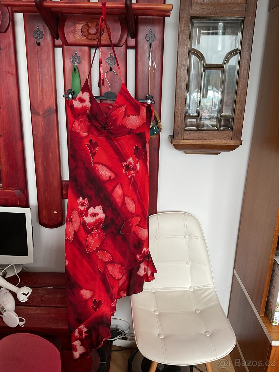 Červené letní ramínkové šaty