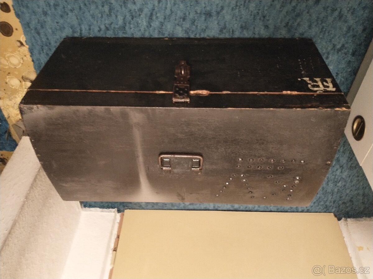 dřevěný vojenský kufr