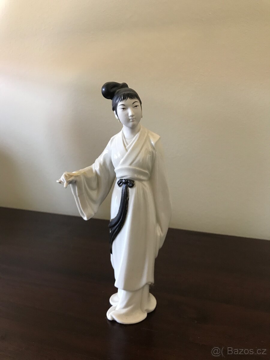 Porcelanova figurka gejsa