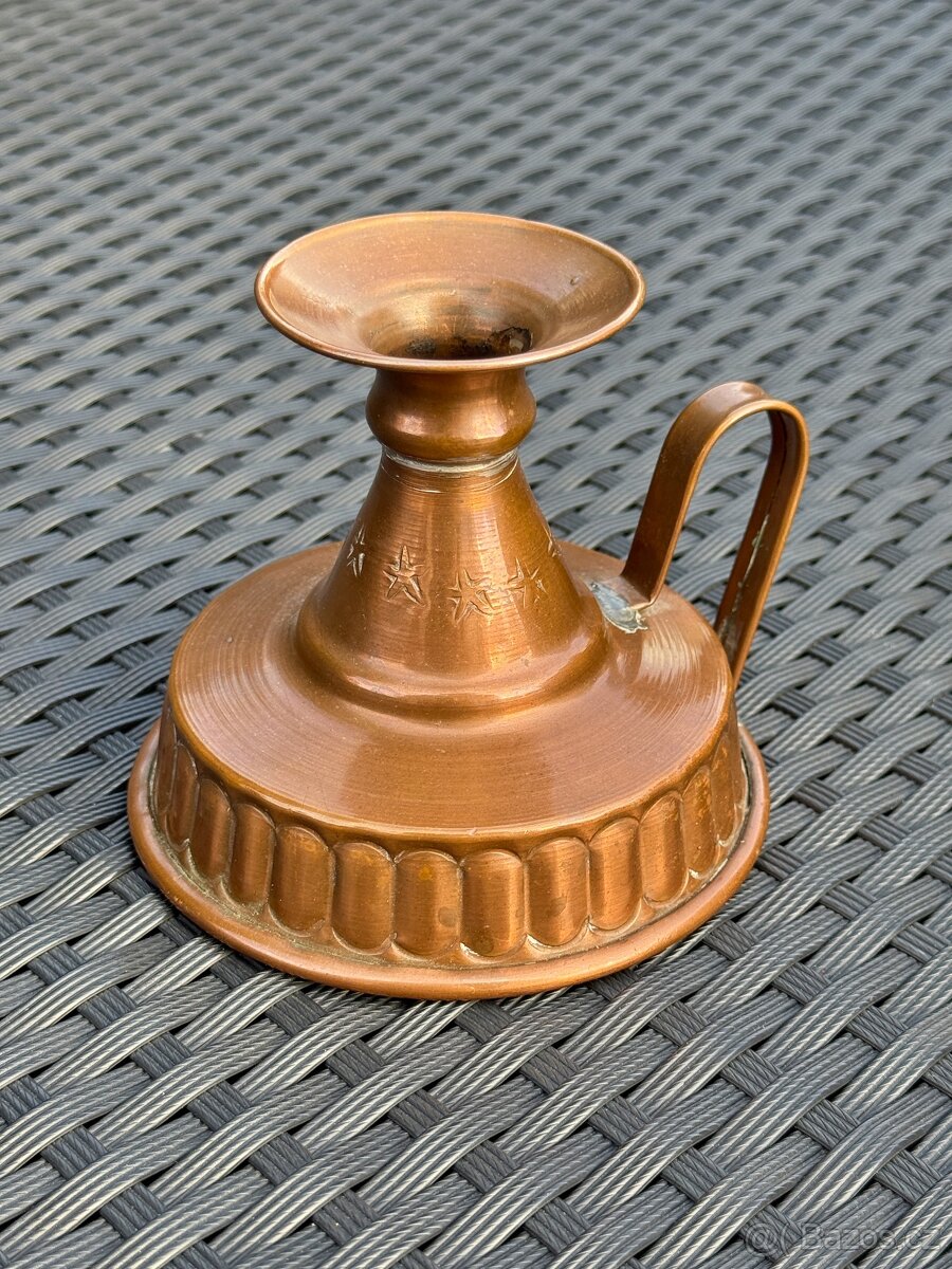 Tradiční měděný svícen