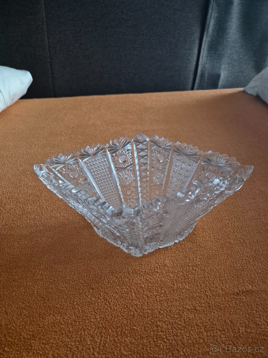 Mísa z broušeného skla