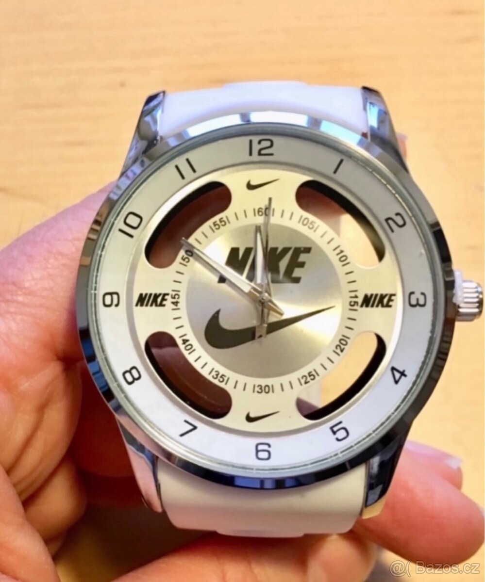 Nové bílé hodinky Nike