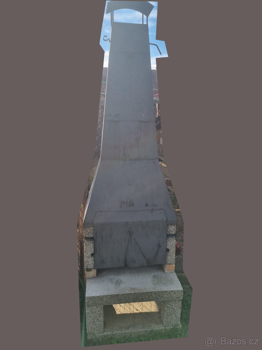 Zahradní krb s udírnou