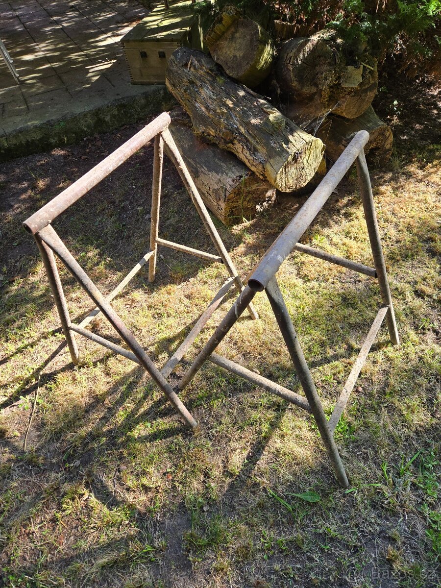 Prodám kovové podpěry (kozy) výška 82cm.