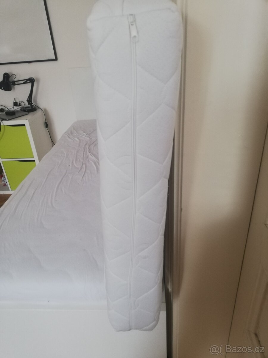 Použitá pěnová matrace bílá s pratelným potahem 80 x 200