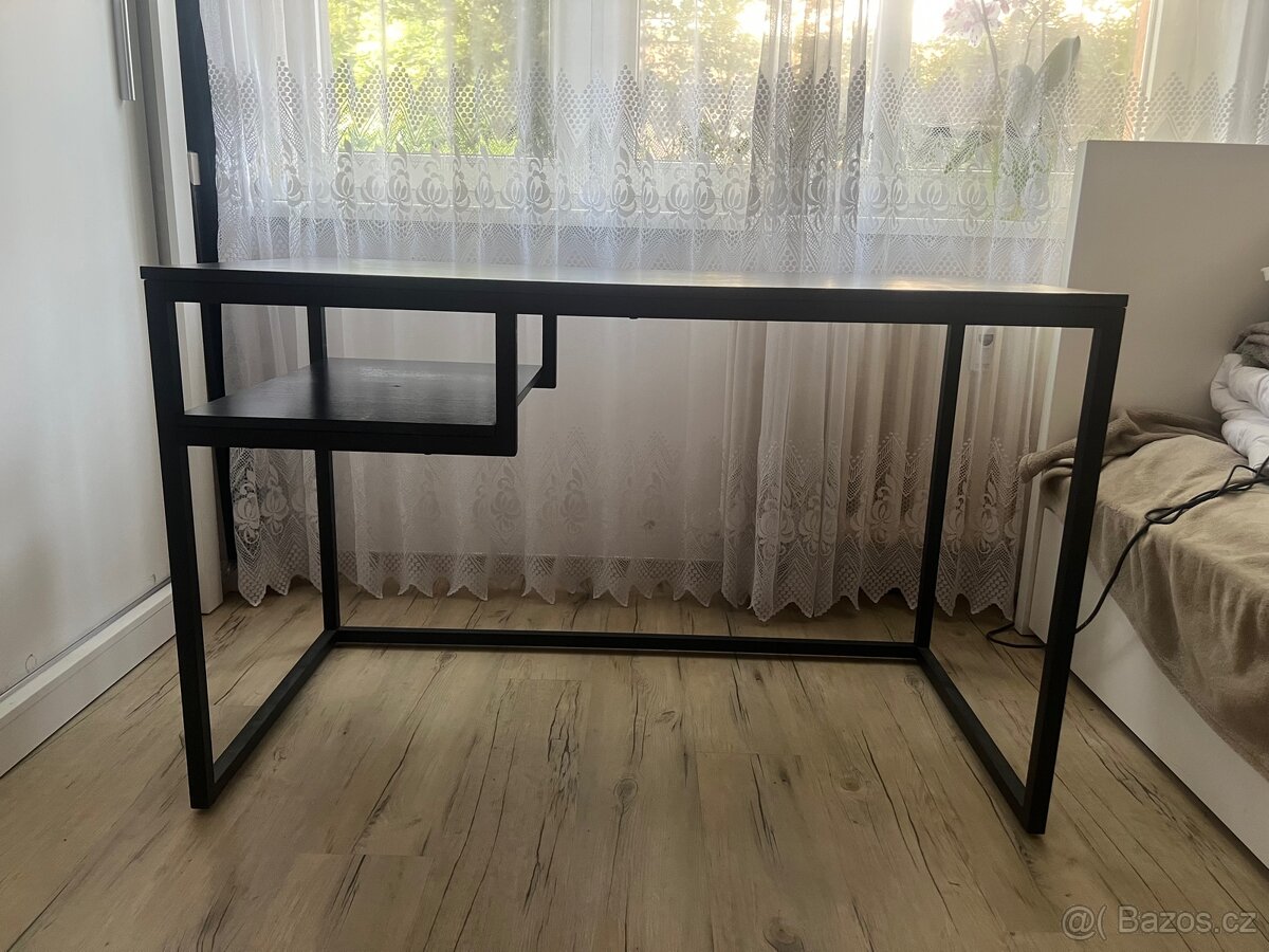 Kancelářský pracovní stůl