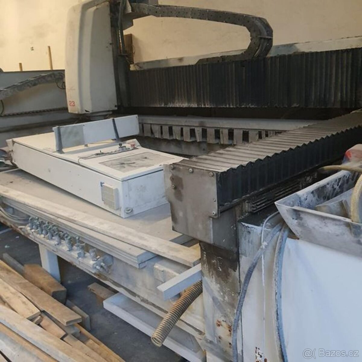 Obráběcí centrum na sklo a kámen INTERMAC Master 23