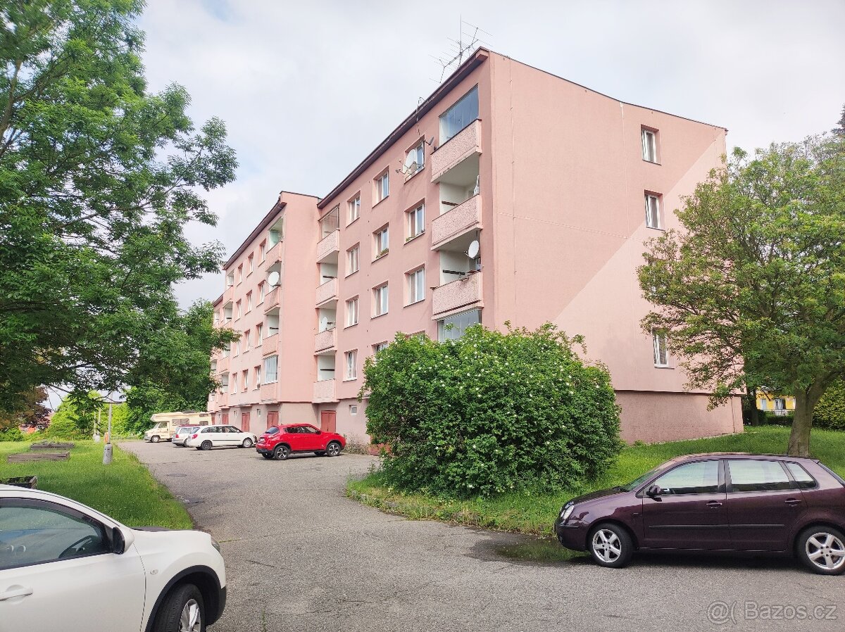 Byt 2+1 s lodžií,67m, Gagarinova, Sokolov (u koupaliště)