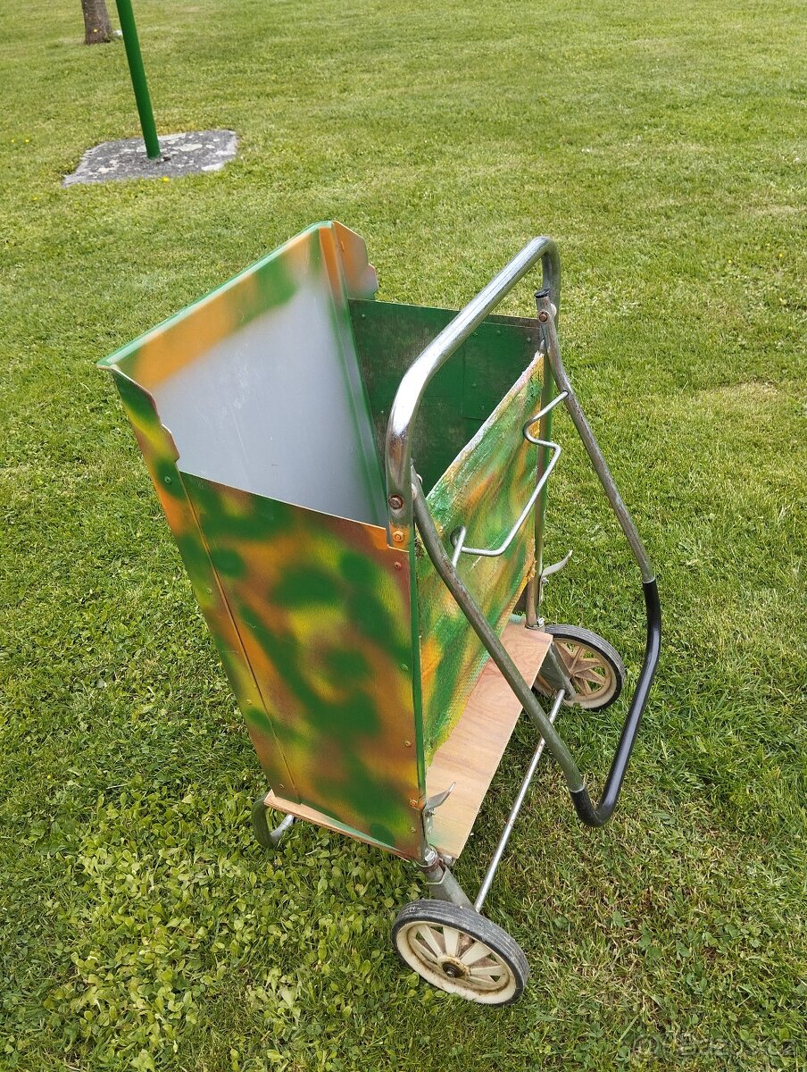 Vozík se sklopným madlem