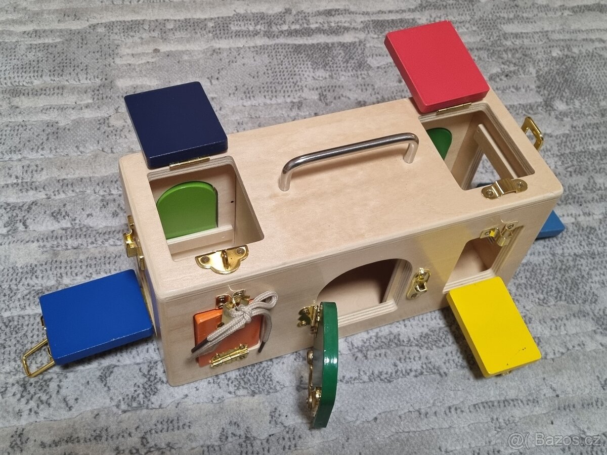 Montessori box se zámky pro trénink manipulace