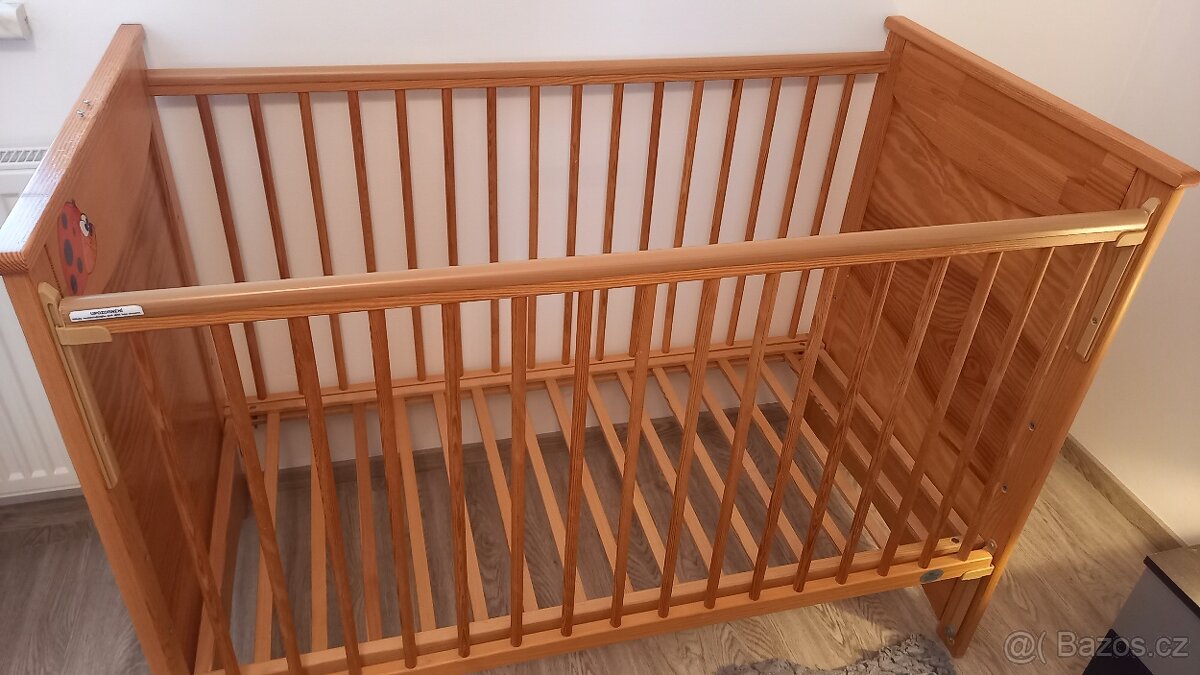 Dřevěná dětská postýlka