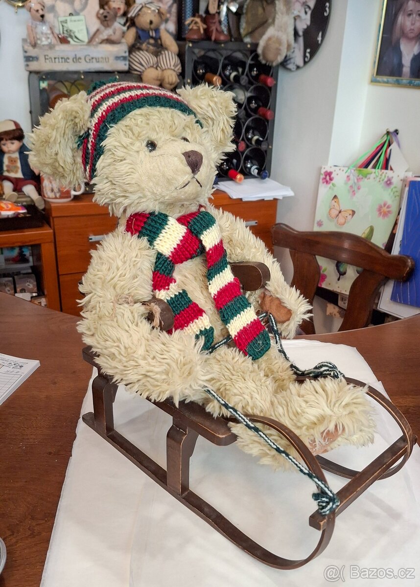 Retro plyšový medvídek na saních