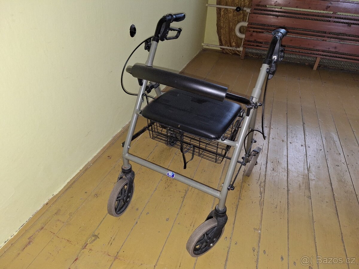 Čtyřkolové chodítko pro seniory