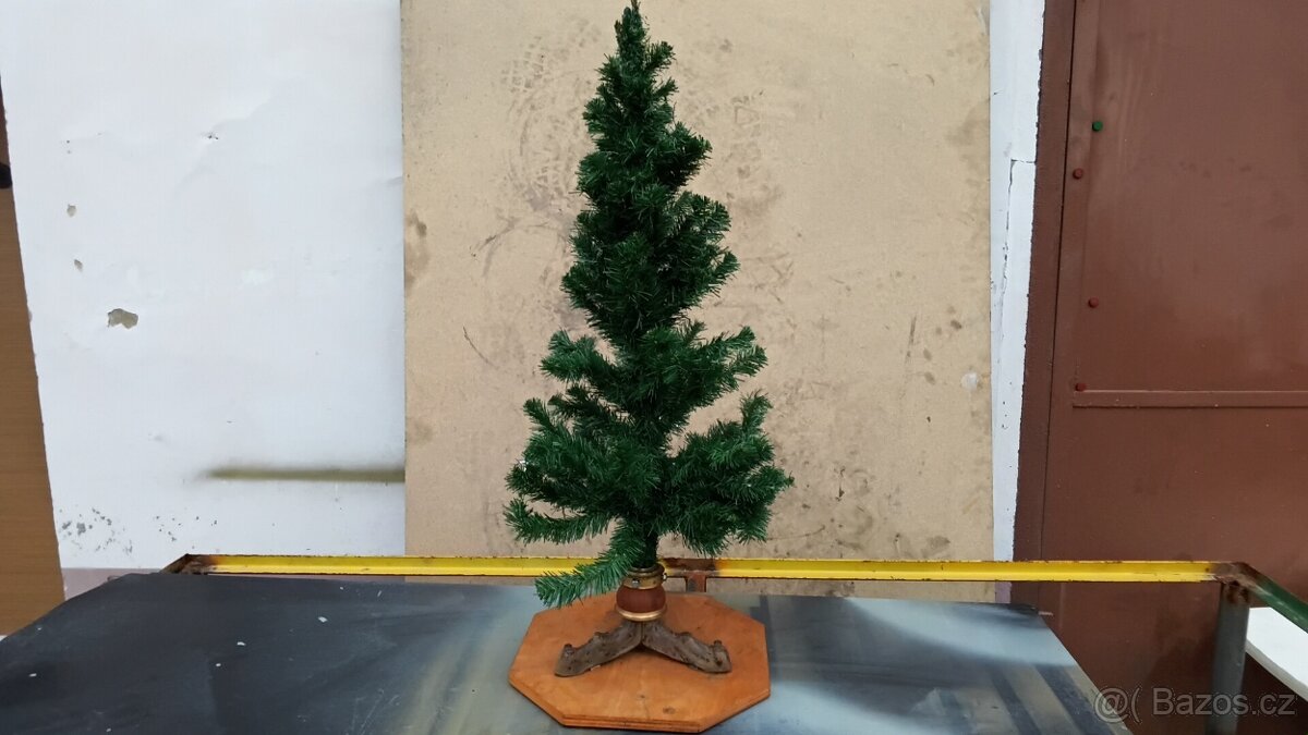 Starý stromek,pohledy ,nůžky a jiné .