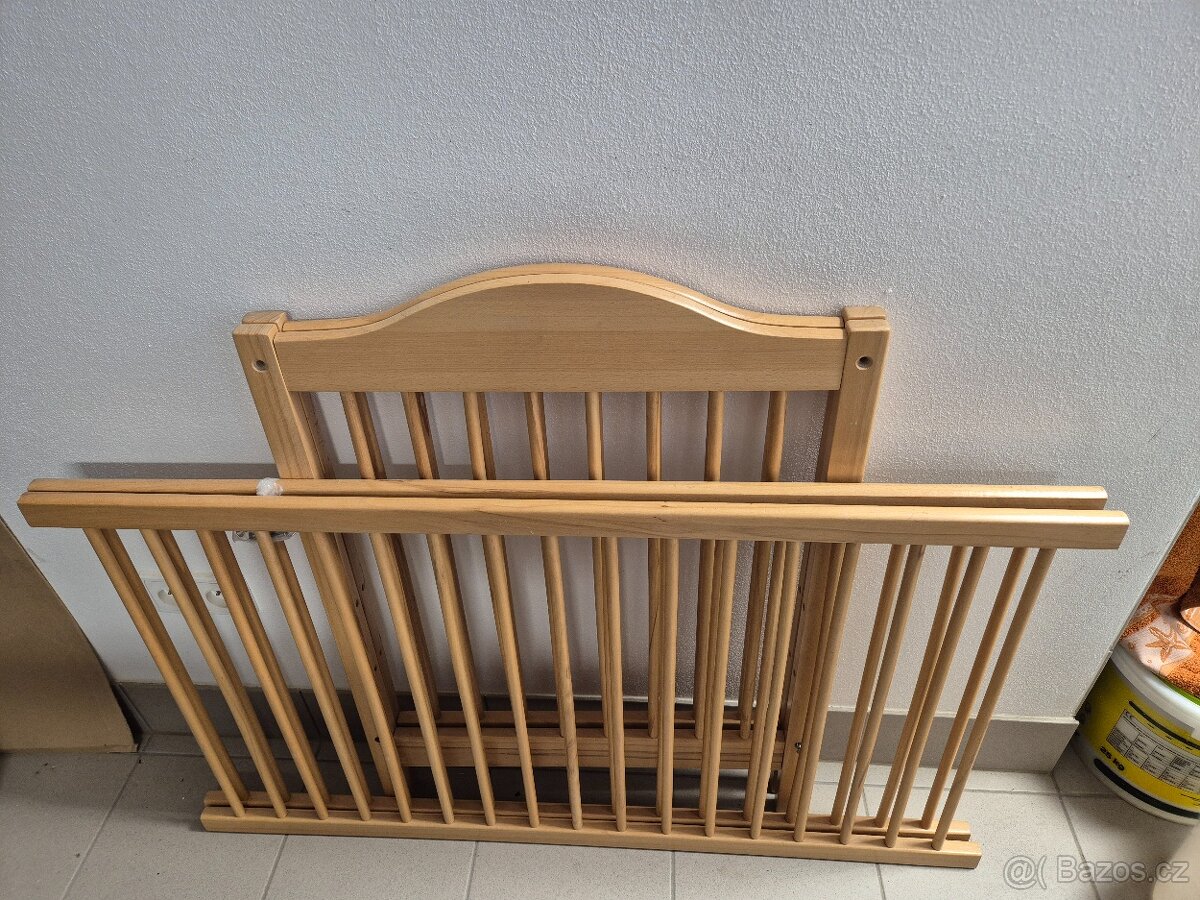 Dřevěná postýlka – ohrádka ke krbu