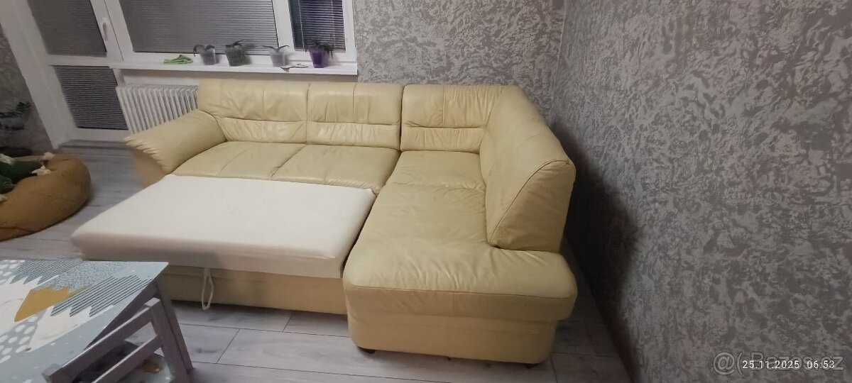 Kožená rozkládací sedačka